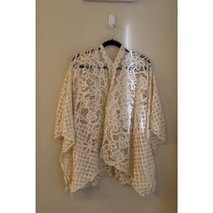 Umgee Women’s cream lace cover up size M/L
